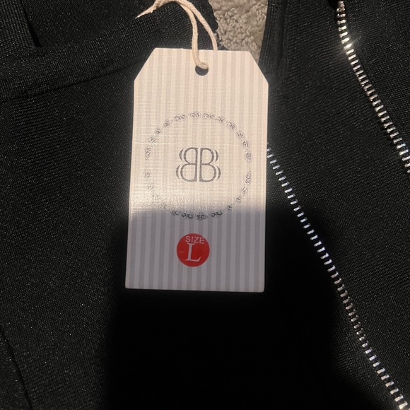 Elegant Black Sleeveless Dress - Picture 3 of 3